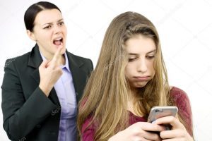photo-daughter-playing-with-cell-phone